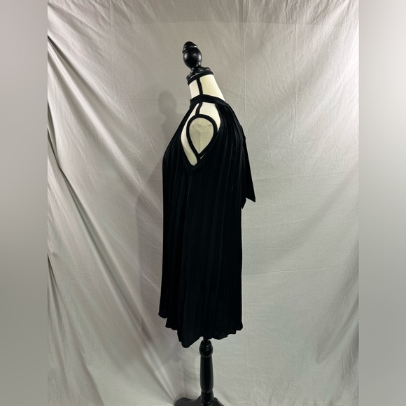 Black Tie Back Pleated Dress - Picture 6 of 6